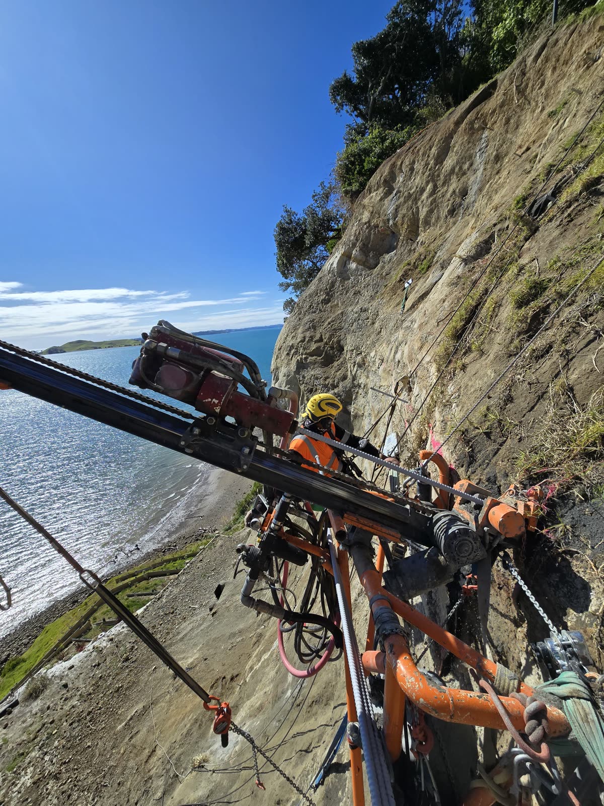 Drilling rig working from a difficult-access position